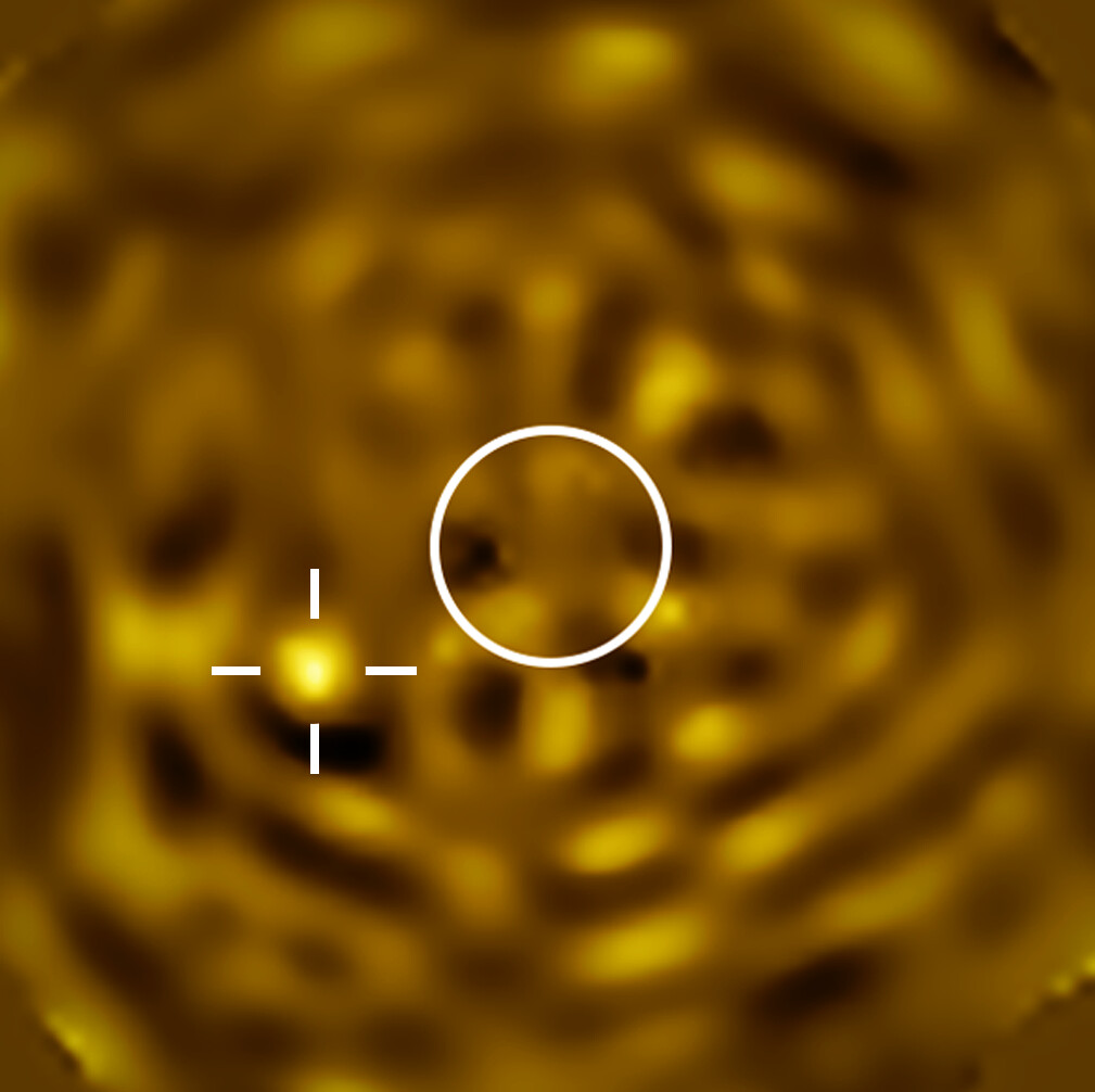 Betelgeuse B in the cross-hairs, with a circle marking where Betelgeuse A would be had it not been scrubbed out